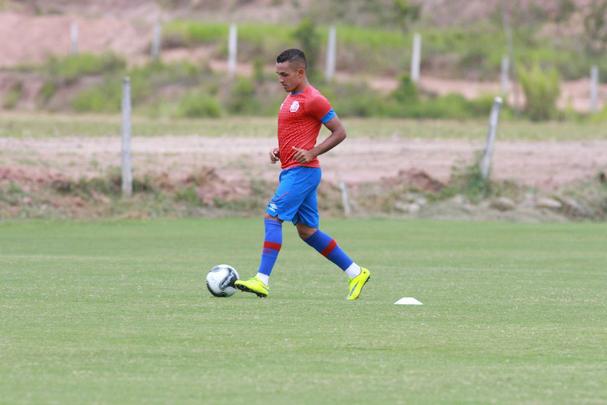 Tera-feira agitada no CT Wilson Campos. Esquerdinha  oficialmente apresentado e elenco timbu treina visando o Amrica pela quarta rodada do Pernambucano