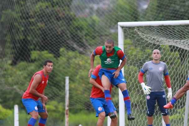 Tera-feira agitada no CT Wilson Campos. Esquerdinha  oficialmente apresentado e elenco timbu treina visando o Amrica pela quarta rodada do Pernambucano