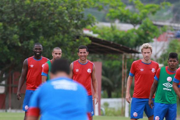Tera-feira agitada no CT Wilson Campos. Esquerdinha  oficialmente apresentado e elenco timbu treina visando o Amrica pela quarta rodada do Pernambucano