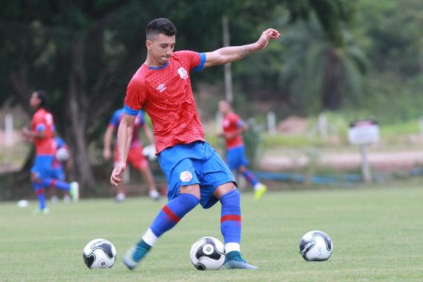 Tera-feira agitada no CT Wilson Campos. Esquerdinha  oficialmente apresentado e elenco timbu treina visando o Amrica pela quarta rodada do Pernambucano