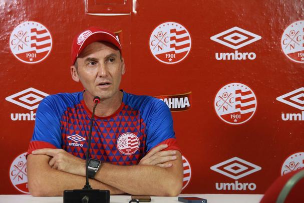 Tera-feira agitada no CT Wilson Campos. Esquerdinha  oficialmente apresentado e elenco timbu treina visando o Amrica pela quarta rodada do Pernambucano