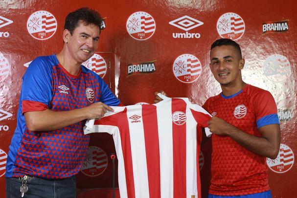 Tera-feira agitada no CT Wilson Campos. Esquerdinha  oficialmente apresentado e elenco timbu treina visando o Amrica pela quarta rodada do Pernambucano