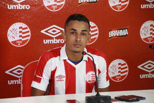 Tera-feira agitada no CT Wilson Campos. Esquerdinha  oficialmente apresentado e elenco timbu treina visando o Amrica pela quarta rodada do Pernambucano