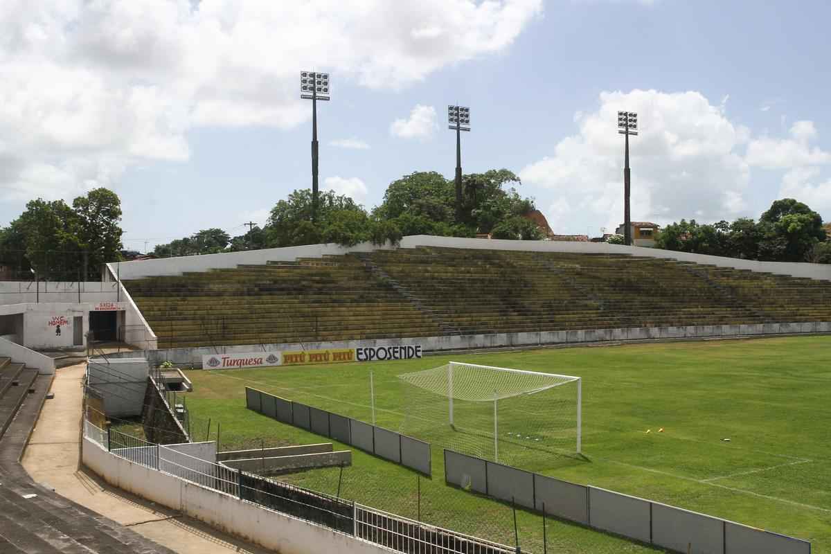  Os buracos e desnveis no estdio Ademir Cunha no comprometem apenas o nvel tcnico do jogo, mas colocam em risco, tambm, a integridade fsica dos atletas