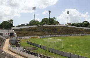  Os buracos e desnveis no estdio Ademir Cunha no comprometem apenas o nvel tcnico do jogo, mas colocam em risco, tambm, a integridade fsica dos atletas