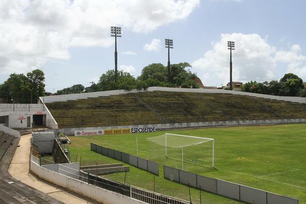  Os buracos e desnveis no estdio Ademir Cunha no comprometem apenas o nvel tcnico do jogo, mas colocam em risco, tambm, a integridade fsica dos atletas