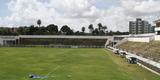  Os buracos e desnveis no estdio Ademir Cunha no comprometem apenas o nvel tcnico do jogo, mas colocam em risco, tambm, a integridade fsica dos atletas