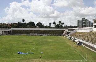  Os buracos e desnveis no estdio Ademir Cunha no comprometem apenas o nvel tcnico do jogo, mas colocam em risco, tambm, a integridade fsica dos atletas