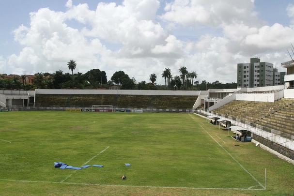  Os buracos e desnveis no estdio Ademir Cunha no comprometem apenas o nvel tcnico do jogo, mas colocam em risco, tambm, a integridade fsica dos atletas