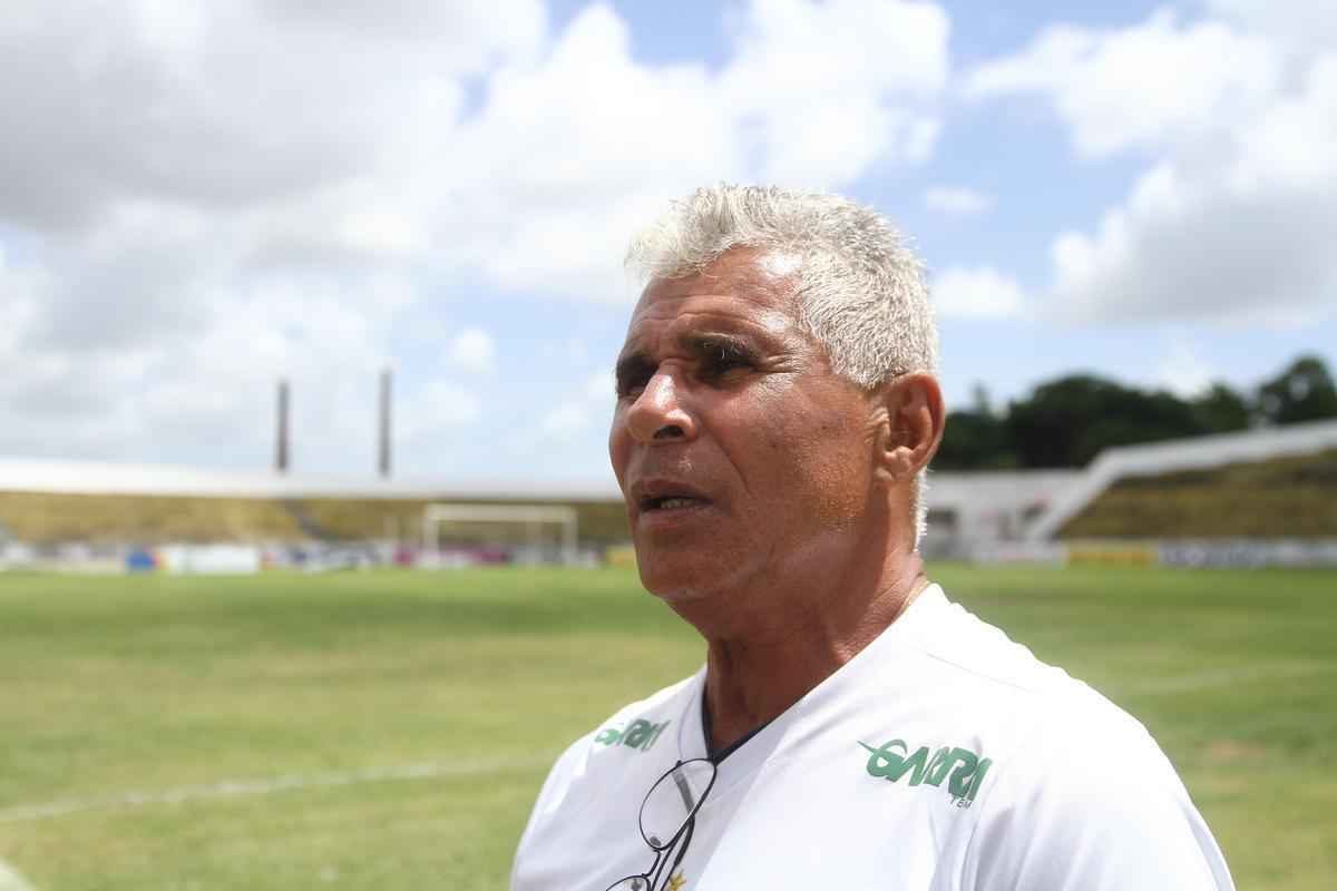 Os buracos e desnveis no estdio Ademir Cunha no comprometem apenas o nvel tcnico do jogo, mas colocam em risco, tambm, a integridade fsica dos atletas