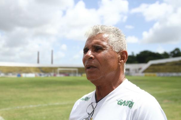  Os buracos e desnveis no estdio Ademir Cunha no comprometem apenas o nvel tcnico do jogo, mas colocam em risco, tambm, a integridade fsica dos atletas