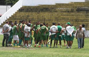  Os buracos e desnveis no estdio Ademir Cunha no comprometem apenas o nvel tcnico do jogo, mas colocam em risco, tambm, a integridade fsica dos atletas