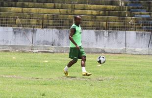  Os buracos e desnveis no estdio Ademir Cunha no comprometem apenas o nvel tcnico do jogo, mas colocam em risco, tambm, a integridade fsica dos atletas