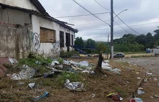  Os buracos e desnveis no estdio Ademir Cunha no comprometem apenas o nvel tcnico do jogo, mas colocam em risco, tambm, a integridade fsica dos atletas