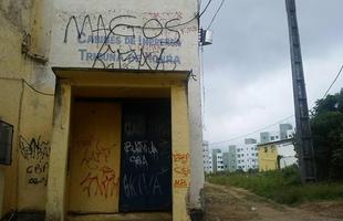  Os buracos e desnveis no estdio Ademir Cunha no comprometem apenas o nvel tcnico do jogo, mas colocam em risco, tambm, a integridade fsica dos atletas