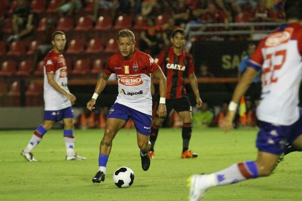 Diante de um baixo nmero de torcedores, Sport recebeu o Fortaleza na Ilha do Retiro e construiu a vantagem ainda na primeira etapa com gols de Rithely e Tlio de Melo
