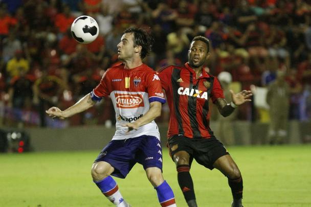 Diante de um baixo nmero de torcedores, Sport recebeu o Fortaleza na Ilha do Retiro e construiu a vantagem ainda na primeira etapa com gols de Rithely e Tlio de Melo