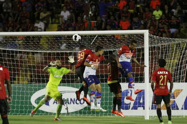 Diante de um baixo nmero de torcedores, Sport recebeu o Fortaleza na Ilha do Retiro e construiu a vantagem ainda na primeira etapa com gols de Rithely e Tlio de Melo