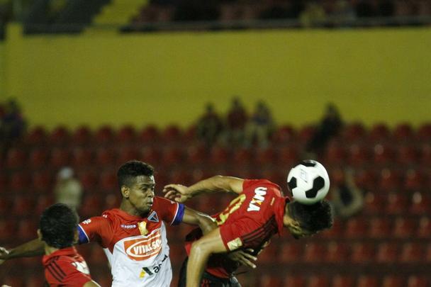 Diante de um baixo nmero de torcedores, Sport recebeu o Fortaleza na Ilha do Retiro e construiu a vantagem ainda na primeira etapa com gols de Rithely e Tlio de Melo