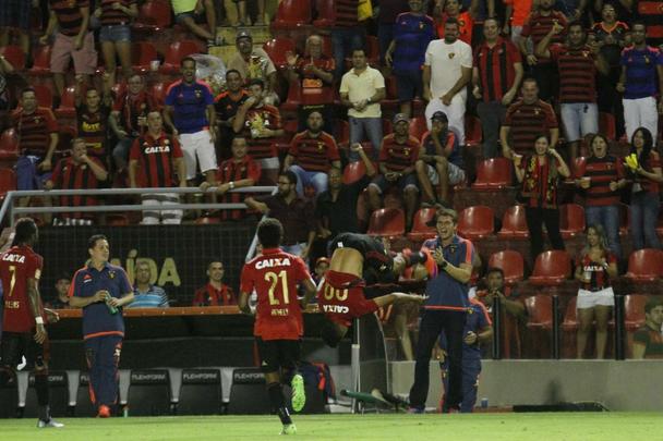 Diante de um baixo nmero de torcedores, Sport recebeu o Fortaleza na Ilha do Retiro e construiu a vantagem ainda na primeira etapa com gols de Rithely e Tlio de Melo