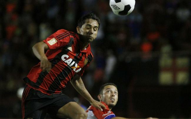 Diante de um baixo nmero de torcedores, Sport recebeu o Fortaleza na Ilha do Retiro e construiu a vantagem ainda na primeira etapa com gols de Rithely e Tlio de Melo