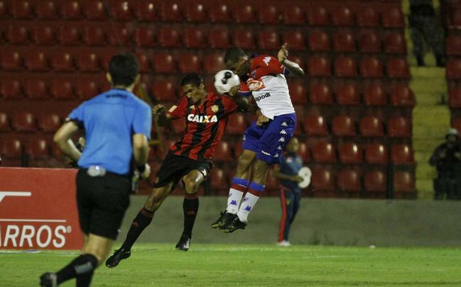 Diante de um baixo nmero de torcedores, Sport recebeu o Fortaleza na Ilha do Retiro e construiu a vantagem ainda na primeira etapa com gols de Rithely e Tlio de Melo
