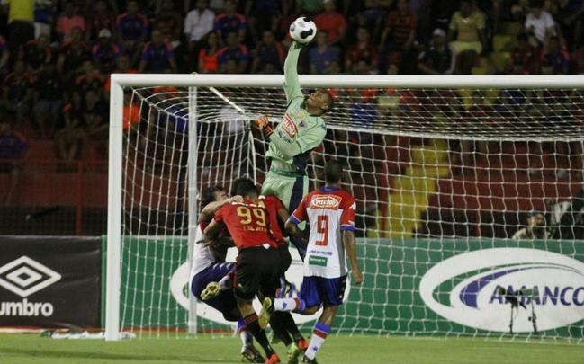 Diante de um baixo nmero de torcedores, Sport recebeu o Fortaleza na Ilha do Retiro e construiu a vantagem ainda na primeira etapa com gols de Rithely e Tlio de Melo