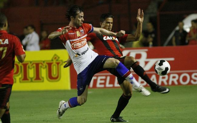 Diante de um baixo nmero de torcedores, Sport recebeu o Fortaleza na Ilha do Retiro e construiu a vantagem ainda na primeira etapa com gols de Rithely e Tlio de Melo