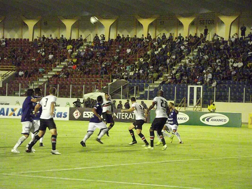 Com gols de Grafite e Alemo, Santa Cruz bate o Confiana e conquista a primeira vitria na Copa do Nordeste