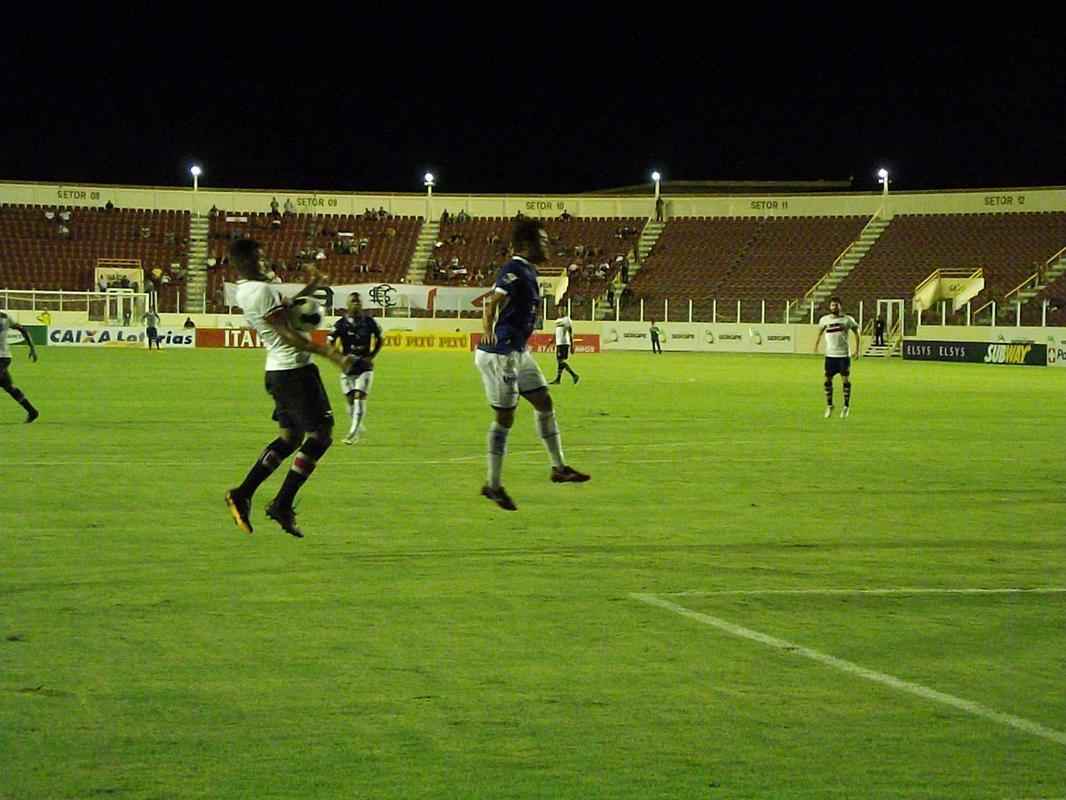 Com gols de Grafite e Alemo, Santa Cruz bate o Confiana e conquista a primeira vitria na Copa do Nordeste