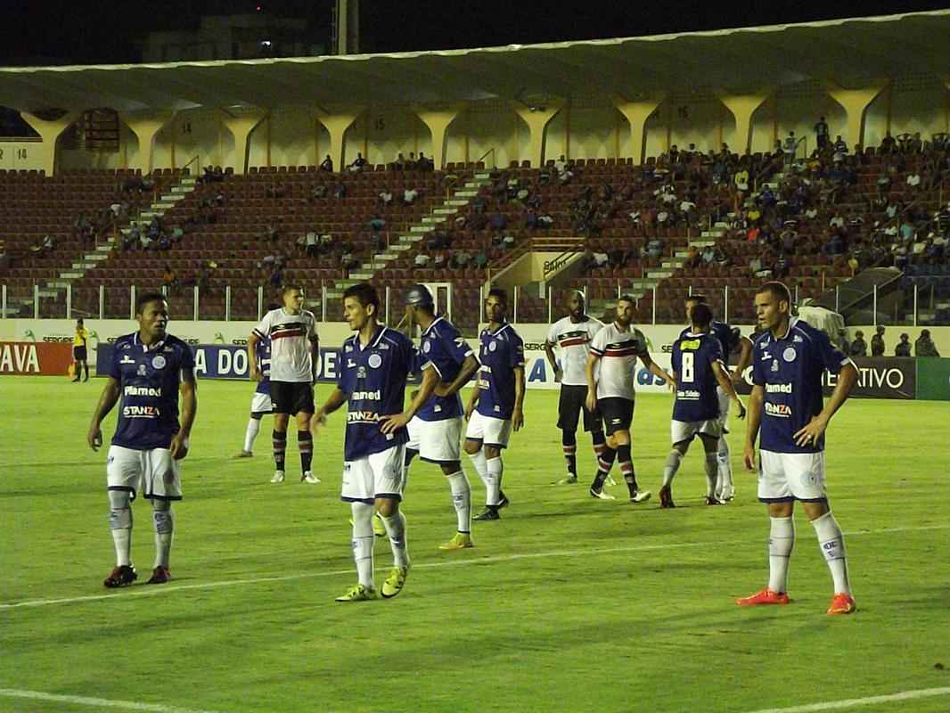 Com gols de Grafite e Alemo, Santa Cruz bate o Confiana e conquista a primeira vitria na Copa do Nordeste