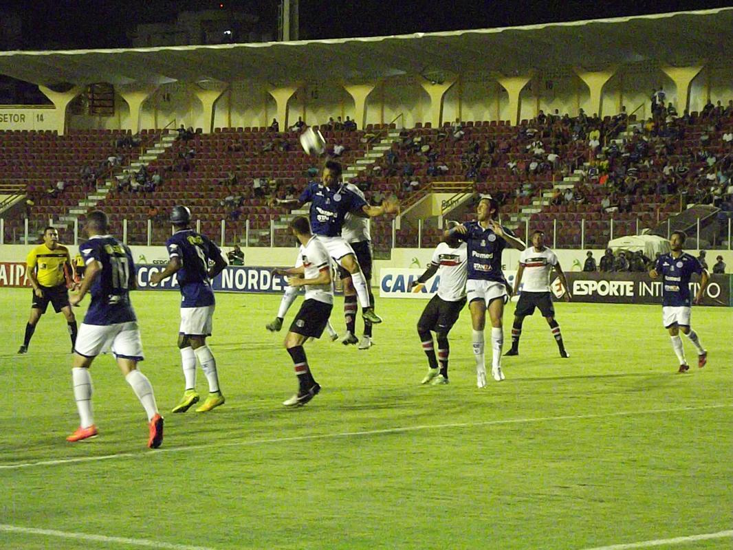 Com gols de Grafite e Alemo, Santa Cruz bate o Confiana e conquista a primeira vitria na Copa do Nordeste