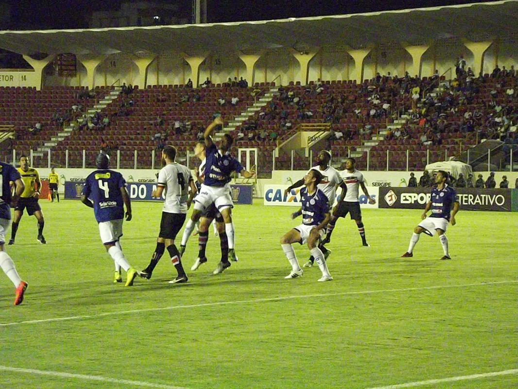 Com gols de Grafite e Alemo, Santa Cruz bate o Confiana e conquista a primeira vitria na Copa do Nordeste