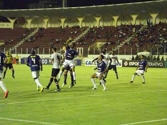 Com gols de Grafite e Alemo, Santa Cruz bate o Confiana e conquista a primeira vitria na Copa do Nordeste