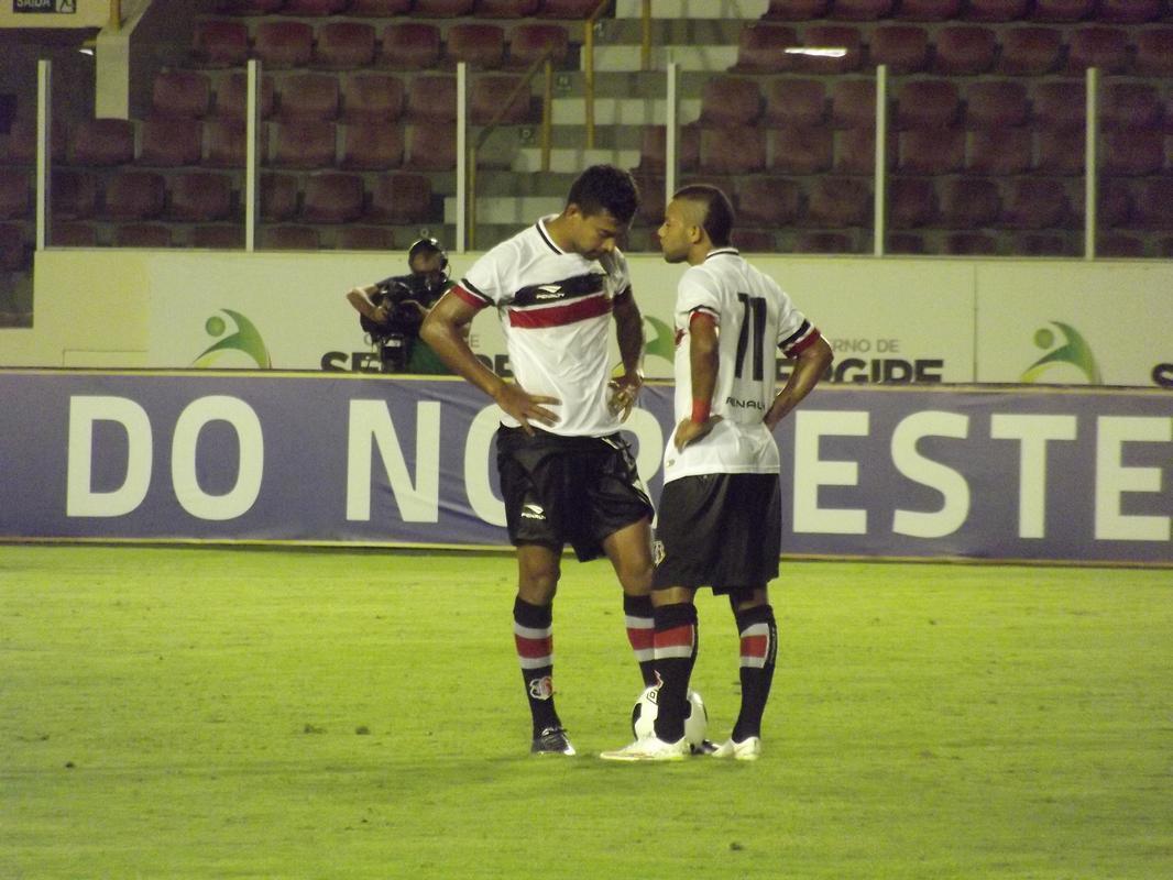 Com gols de Grafite e Alemo, Santa Cruz bate o Confiana e conquista a primeira vitria na Copa do Nordeste