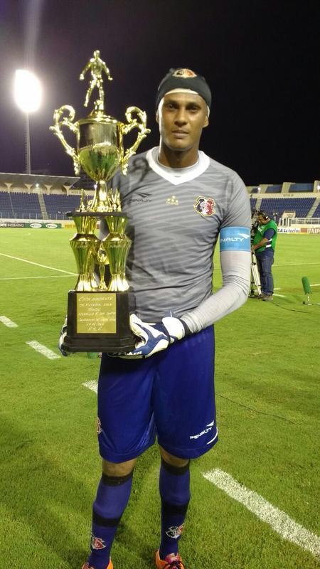 Goleiro Tiago Cardoso recebe a Taa Hengio, em memria ao atacante que marcou poca no Santa e tambm em Sergipe