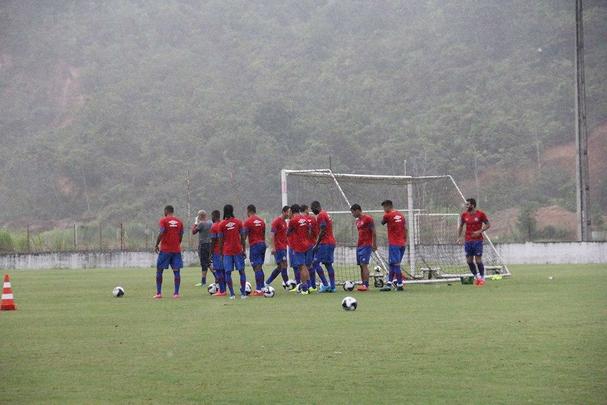 Gilmar Dal Pozzo e elenco do Nutico no se importaram com a forte chuva e treinaram com afinco para a partida contra o Amrica