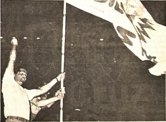 1986 - O presidente José Neves invade o gramado da Ilha e finca a bandeira no centro no título conquistado em 1986