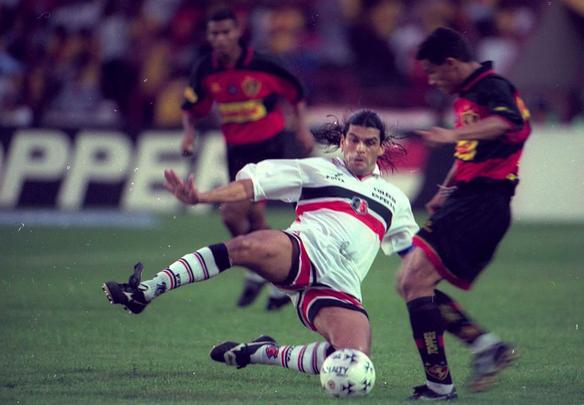 1999 -O maior público da história do Clássico das Multidões foi registrado no Arruda, na estreia do argentino Mancuso: 78.391 pessoas