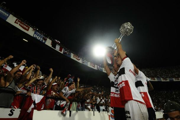 2011 - O mais improvável dos títulos. Na Série D, o Santa Cruz ergueu o Estadual na final contra o Sport. O passo inicial no renascimento do clube