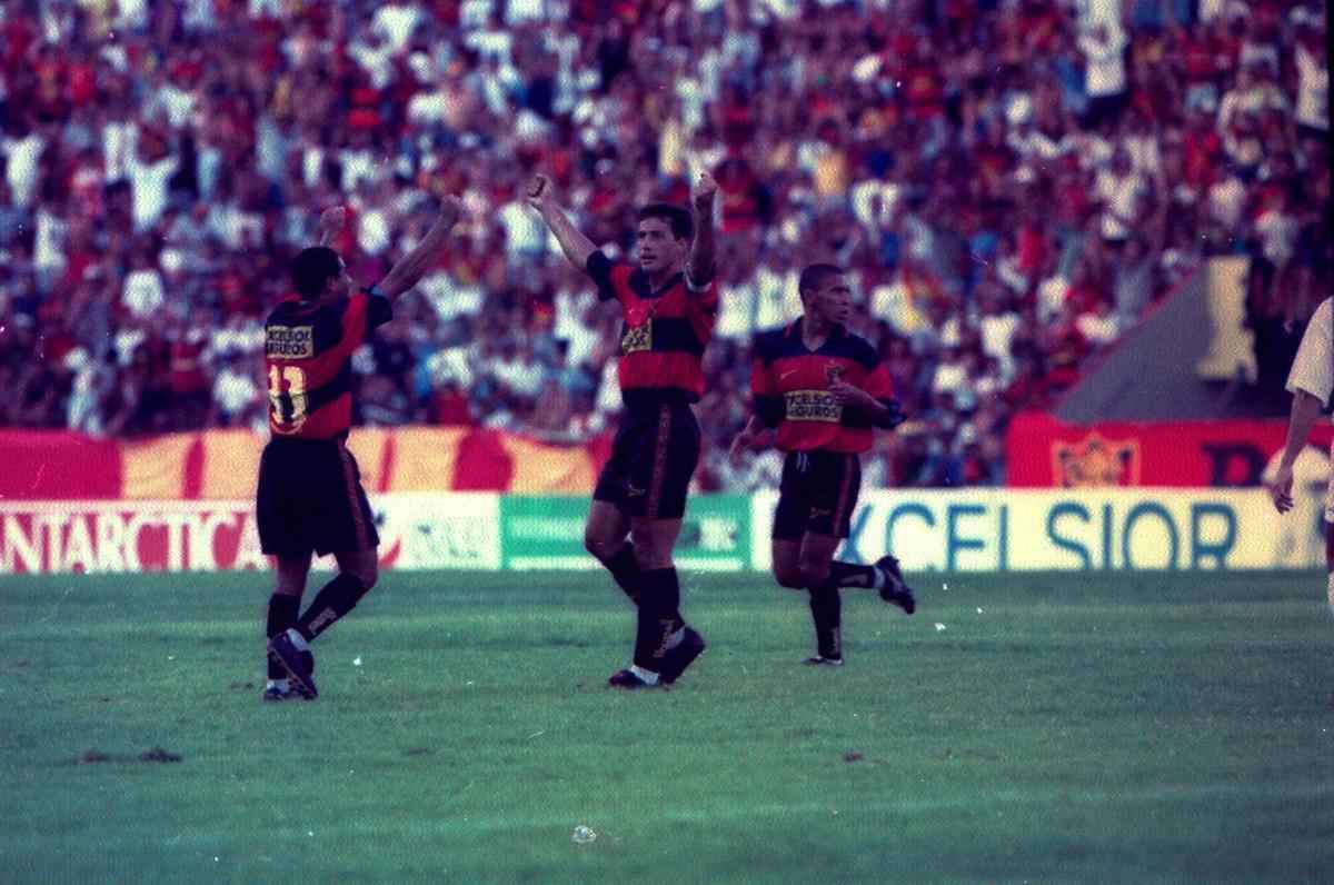 1998 - No dia 29 de maro, o Clssico das Multides teve o seu maior pblico registrado na Ilha do Retiro: 50.106. O jogo terminou com a vitria do Sport: 4 a 1
