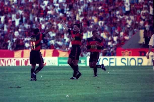 1998 - No dia 29 de março, o Clássico das Multidões teve o seu maior público registrado na Ilha do Retiro: 50.106. O jogo terminou com a vitória do Sport: 4 a 1