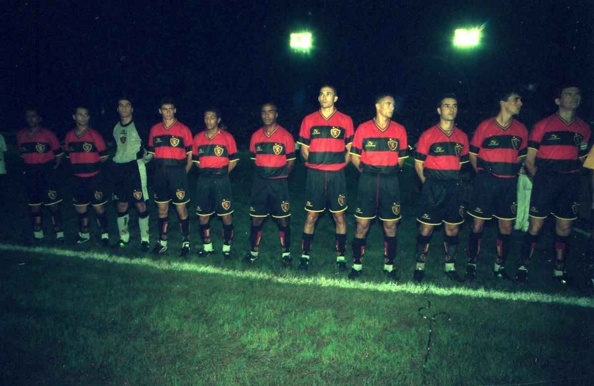 2000 - O time perfilado antes da final do Pernambucano de 2000: Nildo, Adriano, Bosco, Evaldo, Leonardo, Sandro Gacho, Mrcio, Russo, Sidney, Leomar e Sandro Blum