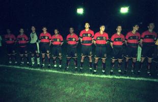 2000 - O time perfilado antes da final do Pernambucano de 2000: Nildo, Adriano, Bosco, Evaldo, Leonardo, Sandro Gacho, Mrcio, Russo, Sidney, Leomar e Sandro Blum
