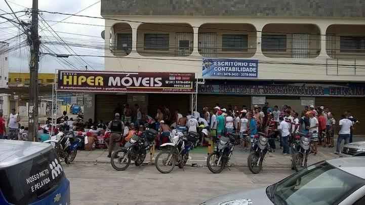 De acordo com a internauta Jocely Freitas, na rua Arão Lins de Andrade, às 10h, mais de 100 baderneiros desceram na estação Cajueiro Seco e seguiram para estação Prazeres, onde foram parados pela polícia