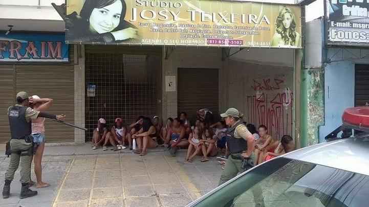 De acordo com a internauta Jocely Freitas, na rua Arão Lins de Andrade, às 10h, mais de 100 baderneiros desceram na estação Cajueiro Seco e seguiram para estação Prazeres, onde foram parados pela polícia
