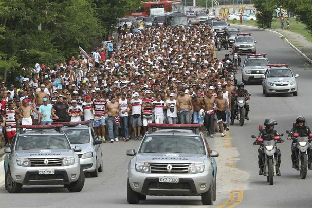 Na chegada da torcida do Santa Cruz, mais confusão envolvendo torcedores e a Polícia Militar