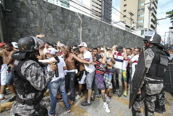 Na chegada da torcida do Santa Cruz, mais confusão envolvendo torcedores e a Polícia Militar