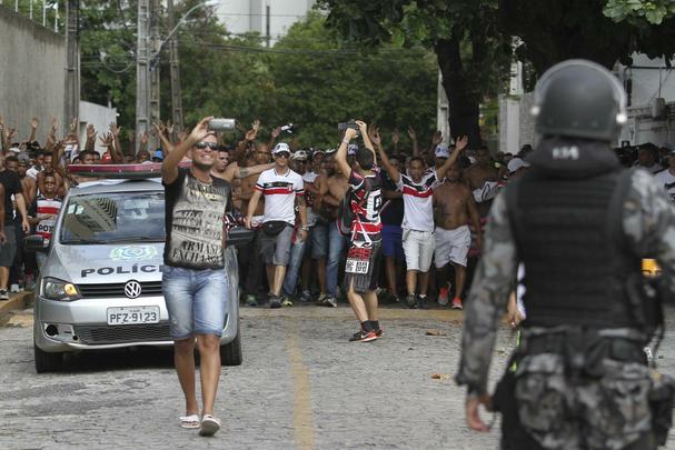 Na chegada da torcida do Santa Cruz, mais confusão envolvendo torcedores e a Polícia Militar
