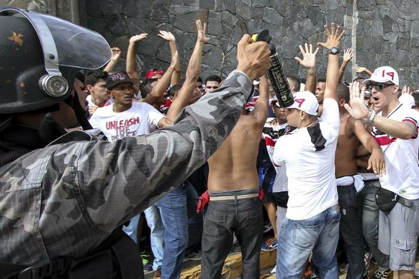 Na chegada da torcida do Santa Cruz, mais confusão envolvendo torcedores e a Polícia Militar